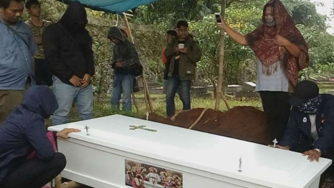 Pemakaman Ramlan Butarbutar di TPU Kalimulya, Cilodong, Depok.