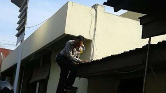 Polisi memeriksa ventilasi di rumah tahanan Polsek Percut Sei Tuan