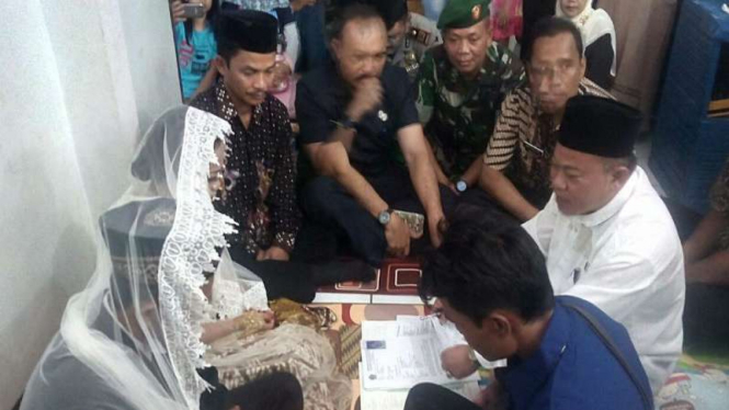 Pernikahan korban pengungsian banjir bandang Garut