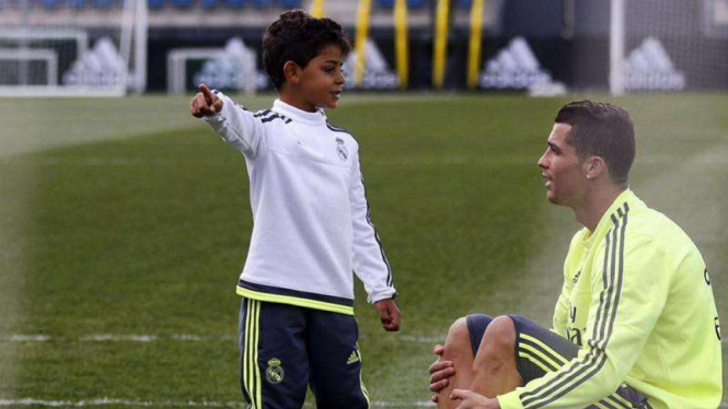 Cristiano Ronaldo (kanan) dan Cristiano Ronaldo Jr (kiri)