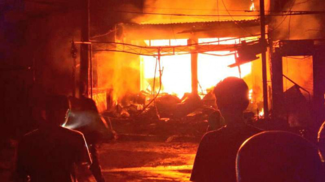 Bebakaran di seberang Pasar Kranji Baru, Bekasi, Jawa Barat, pada Minggu dini hari, 1 Januari 2017.