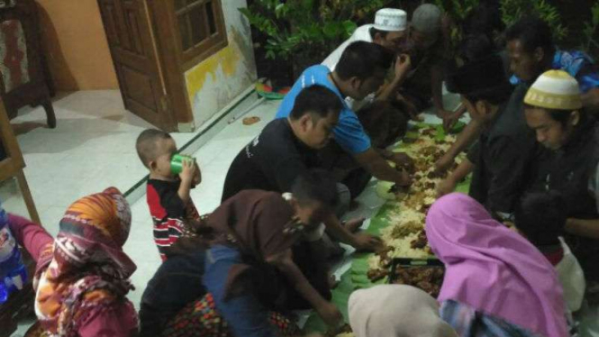 Acara makan bersama atau polo'an warga Dusun Kejawan, Desa Sumber Rejo, Kecamatan Paiton, Kabupaten Probolinggo, Jawa Timur, dalam rangka merayakan tahun baru 2017.
