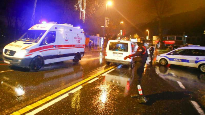 Polisi dan tim medis saat beroperasi di Istanbul, Turki (foto ilustrasi)