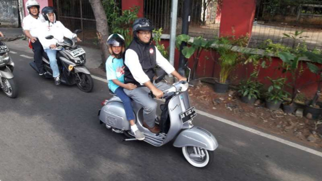 Aneis Baswedan keliling Jakarta naik Vespa klasik.