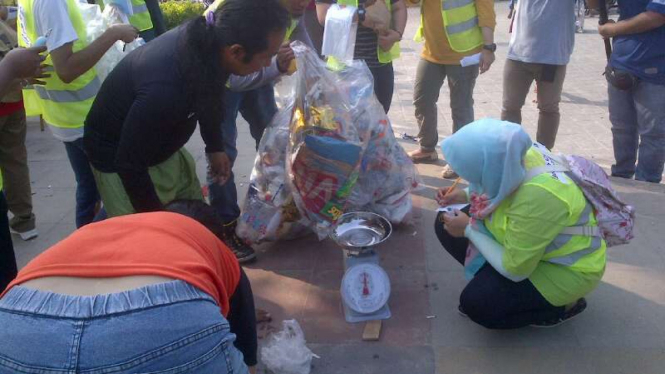 Bersih-bersih sampah di Ancol, Jakarta Utara.