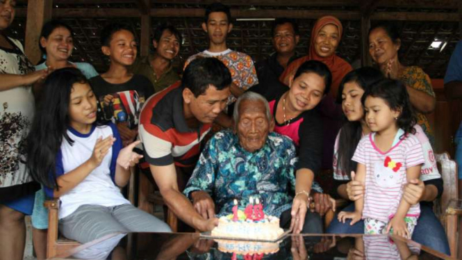 Sodimejo alias Mbah Gotho, manusia tertua warga Sragen, Jawa Tengah, merayakan ulang tahun ke-146 pada pada Sabtu, 31 Desember 2016.