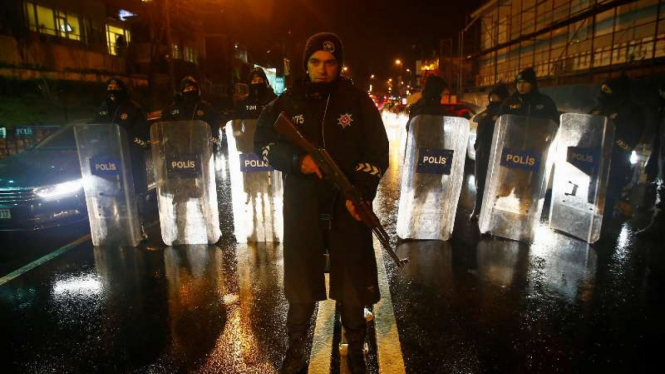 Polisi Turki saat mengamankan lokasi penembakan di kelab malam Reina, Istanbul, 31 Desember 2016.