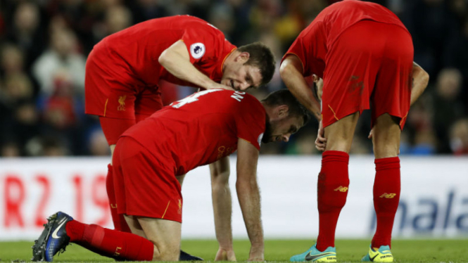 Para pemain Liverpool tertunduk lesu usai menelan kekalahan.