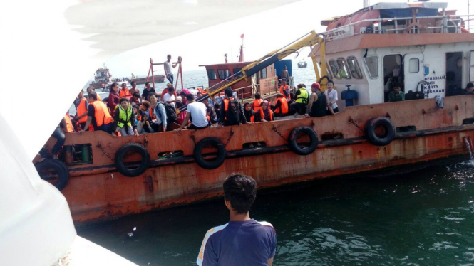 Evakuasi penumpang kapal terbakar Zahro Express