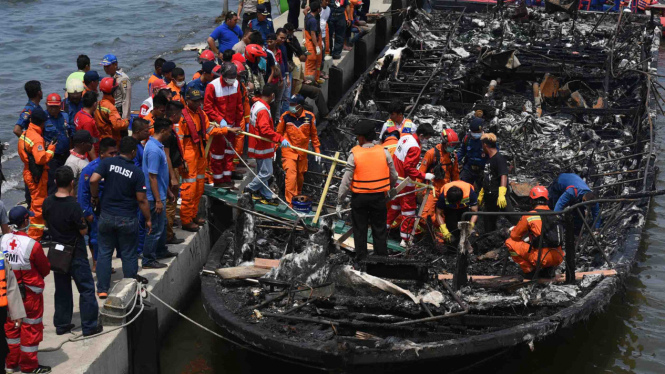 Evakuasi Kapal Zahro Express yang terbakar pada 1 Januari 2017. 