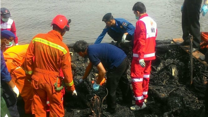 Evakuasi kapal terbakar Zahro Express