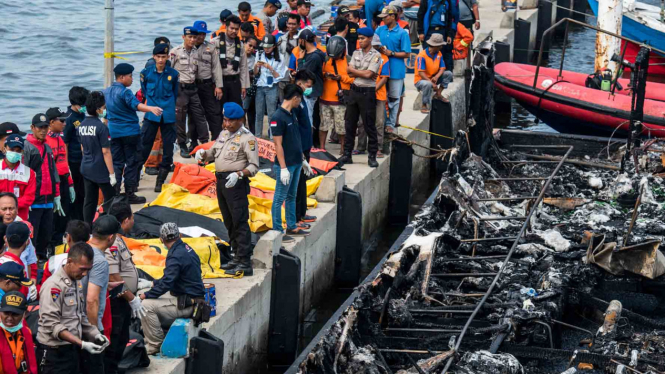 Proses evakuasi kebakaran Kapal Motor Zahro Express yang menyebabkan 23 penumpang tewas.