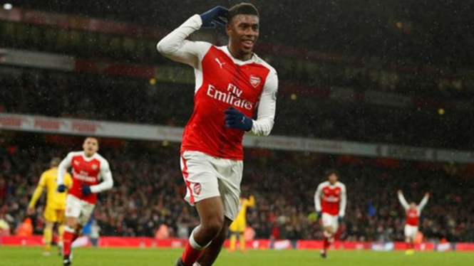 Gelandang Arsenal, Alex Iwobi rayakan gol ke gawang Crystal Palace