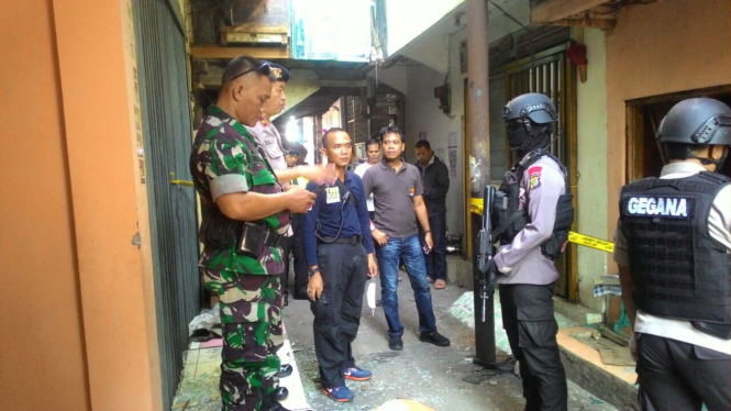 Polisi memeriksa lokasi ledakan di Angke, Jakarta Barat.