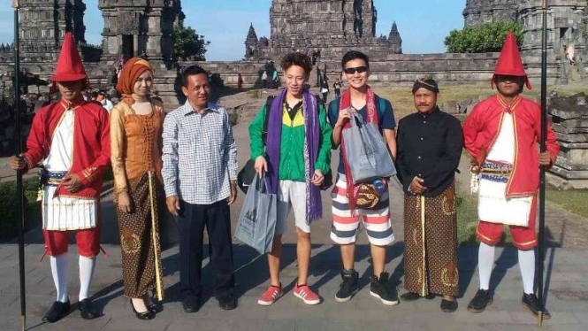 Dua Wisman Jepang di Candi Prambanan, Yogyakarta.