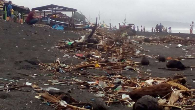 Sampah menumpuk di Pantai Parangtritis, Yogyakarta.