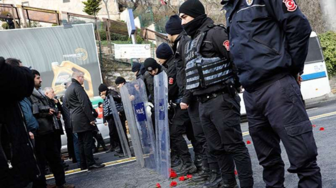 Polisi sedang berjaga di depan klub malam Reina, Turki.