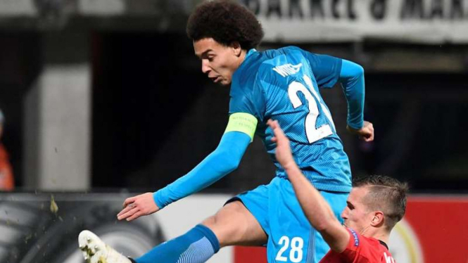 Gelandang Zenit St. Petersburg, Axel Witsel (kiri)