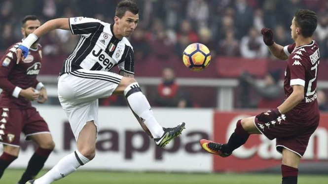 Penyerang Juventus, Mario Mandzukic, dalam laga kontra Torino di ajang Serie A