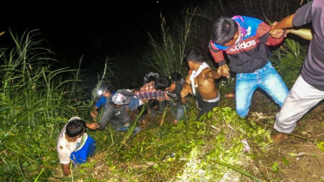 Warga mengevakuasi seorang pria yang jatuh akibat ber-sefie di bibir jurang di jalur Trans Sulawesi Kebun Kopi, Kilometer 14 Parigi Moutong, pada Senin, 2 Januari 2017.