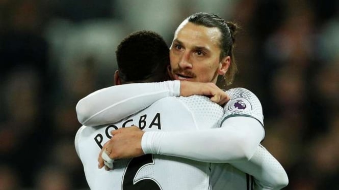 Pemain Manchester United, Zlatan Ibrahimovic dan Paul Pogba.