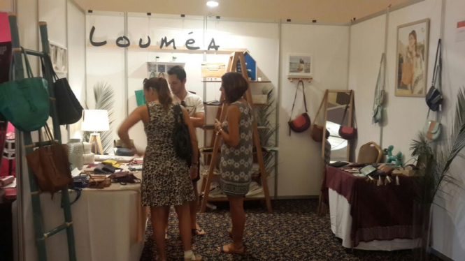 Produk fashion Loumea di New Caledonia. Bahan dasarnya dibuat di Indonesia. 