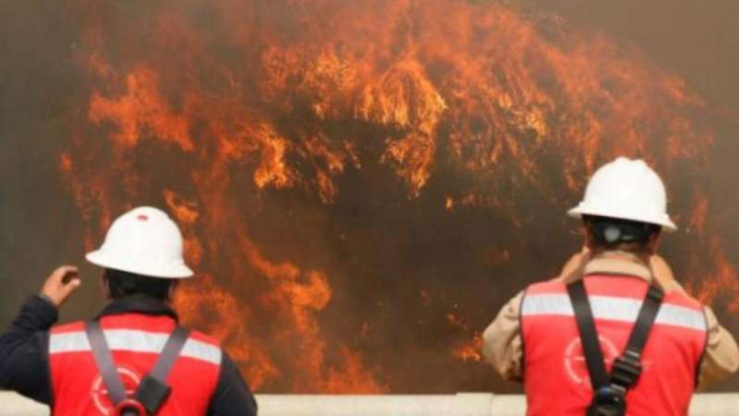 Petugas Pemadam Kebakaran Chile memantau lokasi kebakaran di Valparaiso, Chile.