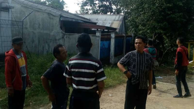 Warga di depan rumah Ridwan Sitorus alias Ius Pane, satu di antara empat perampok Pulomas, Kelurahan Cilangkap, Kecamatan Tapos, Depok, Jawa Barat, pada Selasa, 3 Januari 2017.