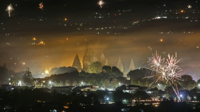  Suasana malam pergantian tahun di komplek Taman Wisata Candi Prambanan tampak dari atas bukit Sambirejo, Prambanan, Sleman, DI Yogyakarta, Minggu (1/1/2017). 