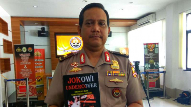 Kabiro Penmas Polri, Brigjen Rikwanto menunjukkan buku Jokowi Undercover