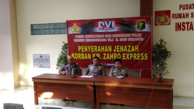 Penyerahan jenazah korban KM Zahro Express di RS Polri Kramatjati.
