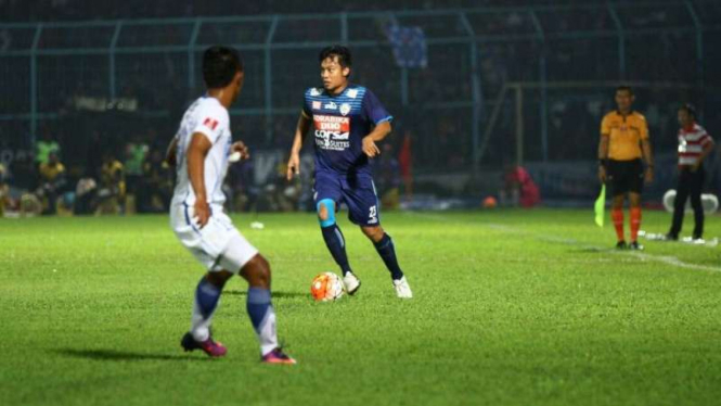 Kapten Arema FC, Hamka Hamzah (biru)