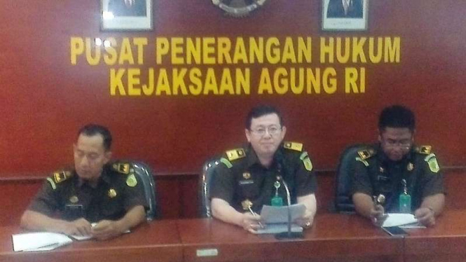 Kepala Pusat Penerangan Hukum dari Kejaksaan Agung, Muhammad Rum (tengah).