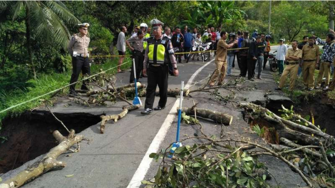 Polisi melakukan pengamanan dan pengalihan arus lalu lintas di jalan provinsi di Kecamatan Majalengka yang terputus, Rabu (4/1/2017).