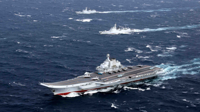 Kapal induk Liaoning, gelar latihan militer di Laut China Selatan.