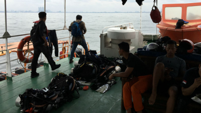 Tim penyelam saat bersiap mencari korban terbakarnya kapal