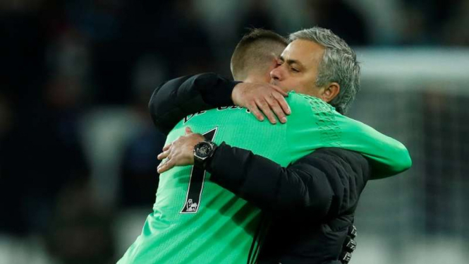 Manajer Manchester United, Jose Mourinho, memeluk David De Gea