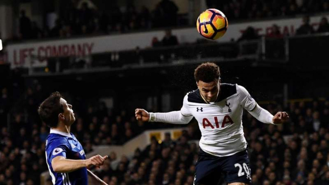 Pemain Tottenham Hotspur, Dale Alli, saat bobol gawang Chelsea