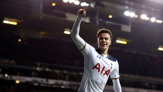 Pemain Tottenham Hotspur, Dele Alli merayakan gol.