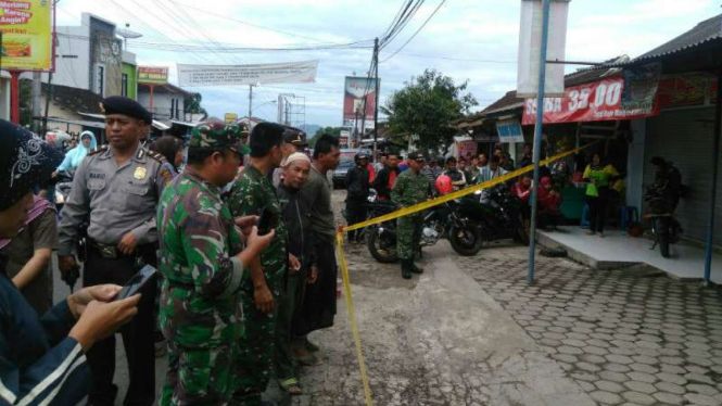 Polisi mensterilkan lokasi penemuan bom di depan apotek Kimia Farma di Jalan Pahlawan Nomor 83, Tegalrejo, Magelang, Jawa Tengah, pada Selasa, 19 Desember 2016.