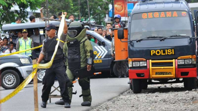 Tim Penjinak Bahan Peledak (Jihandak) bersiap mengamankan barang mencurigakan di lokasi ditemukannya bom rakitan di kawasan pasar Tegalrejo, Magelang, Jawa Tengah, Rabu (27/12/2016).