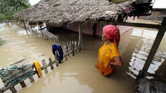 Warga di Aceh Utara melihat kondisi rendaman banjir di kediamannya beberapa waktu lalu. 