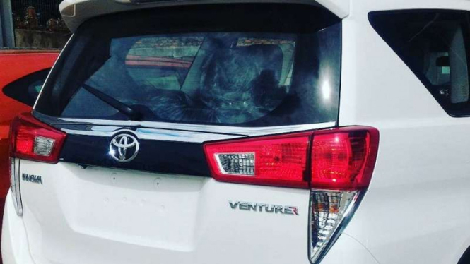 Toyota Innova Venturer.