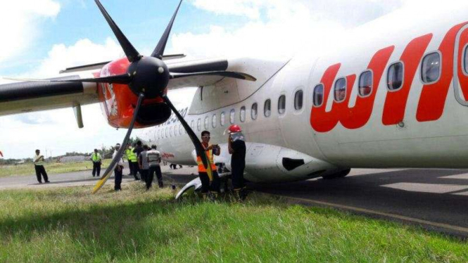 Pesawat Wings Air keluar dari jalur taxiway di Bandara Rahadi Oesman, Ketapang.