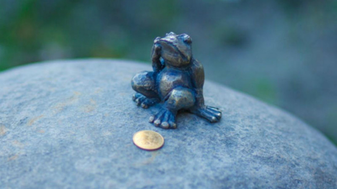 Monumen terkecil dunia, Frog Traveler setinggi 44 milimeter.