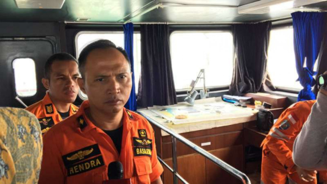 Kepala SAR Jakarta, Hendra Sudirman, saat ditemui dalam operasi pencarian para korban kapal Zahro Express di atas Kapal Navigasi SAR 24 pada Kamis, 5 Desember 2017.