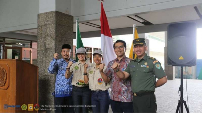 Dua mahasiswi UNPAR, Fransiska Dimitri (23) dan Mathilda D Lestari (23) yang mendaki puncak tertinggi benua Antartika, Vinson Massif (4.892 mdpl), sebelum keberangkatan.
