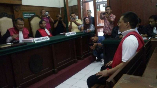 Terdakwa Yoyok menjalani sidang di Pengadilan Negeri Surabaya pada Kamis, 5 Januari 2017.