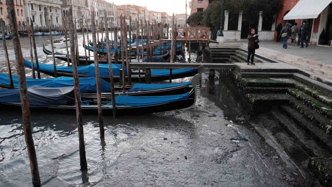 Air surut secara luar biasa di Grand Canal di laguna Venesia, Italia
