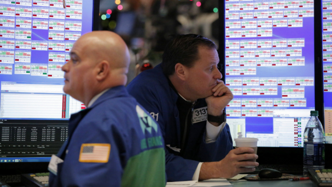 Pialang bekerja di lantai bursa saham Amerika Serikat atau New York Stock Exchange (NYSE), 5 Januari 2017. 
